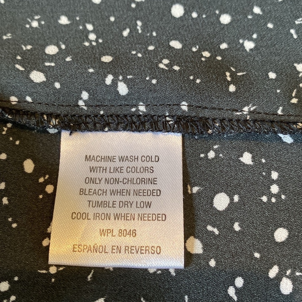 BAR III cold shoulder blouse. Criss-cross neck. Black/white pattern.Size L. - Picture 14 of 15